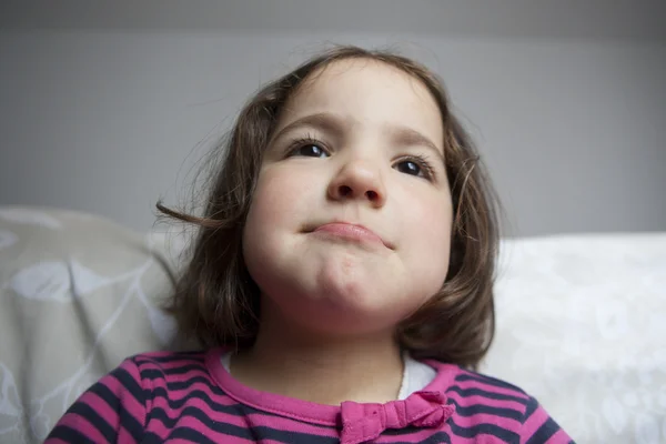 Niña indecisa de tres años — Foto de Stock