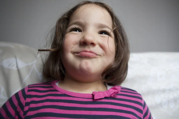 Äcklad tre år gammal liten flicka — Stockfoto