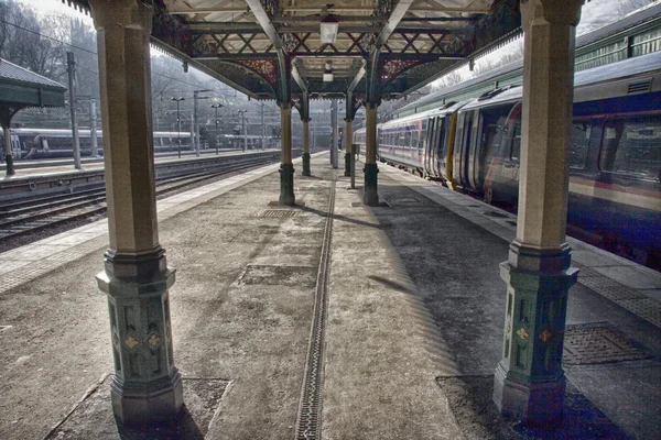 Järnvägs stationen plattformar i Edinburgh — Stockfoto