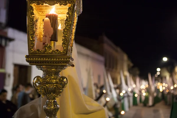 Portador o nazareno sosteniendo una cruz — Foto de Stock