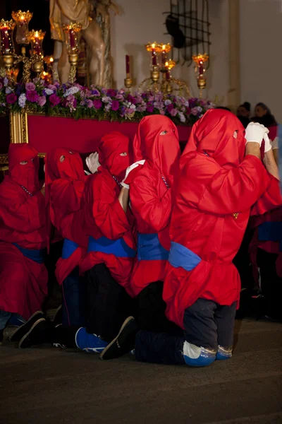 Costaleros carriying een tempo op hun knieën, Spanje — Stockfoto