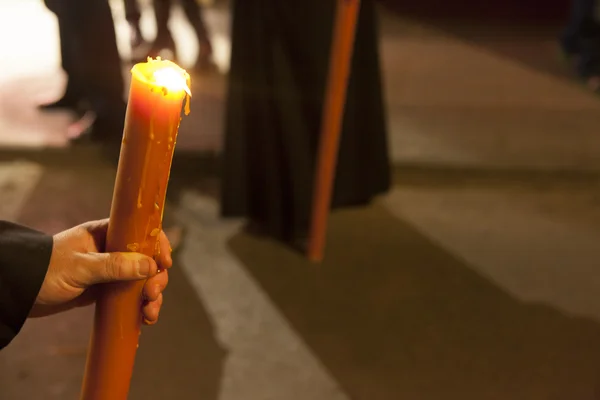 Nazareno sosteniendo vela grande en Semana Santa, España — Foto de Stock