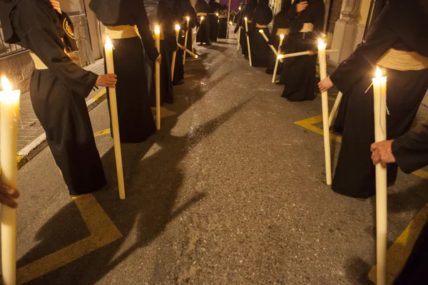 Nazarenos innehar stora ljus, påsk helgen, Spanien — Stockfoto