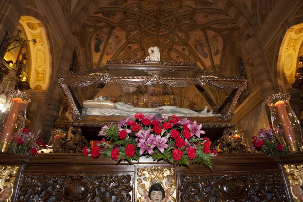 Heilige begrafenis in de kerk, Spanje — Stockfoto