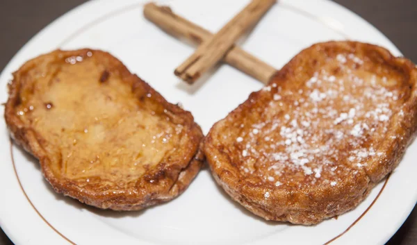 Traditionele heilige week torrijas op plaat — Stockfoto