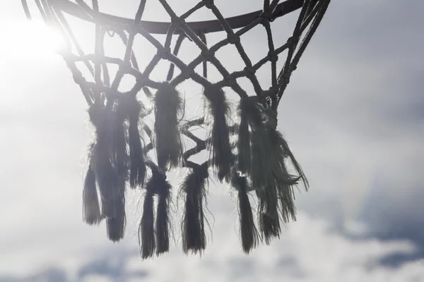 Basketball cerceau traversé par les rayons du soleil — Photo