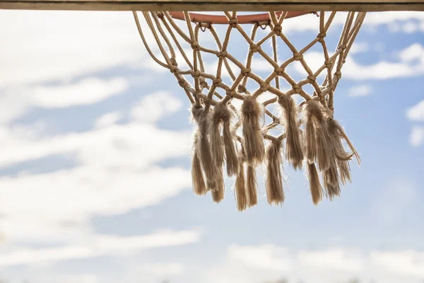 Basketbal hoepel doorkruist door zonnestralen — Stockfoto