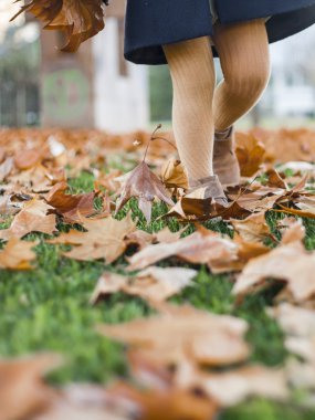 Apandisit ile sonbahar oynarken küçük kız parkta bırakır