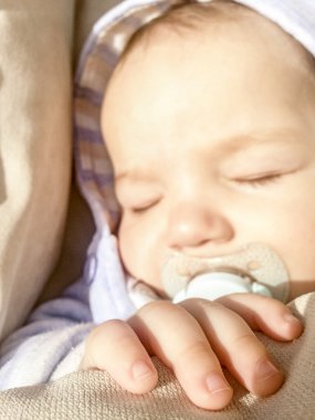 5 ay bebek güneş ışınları altında uyku