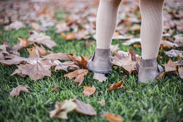 Appy menina brincando com folhas de outono no parque — Fotografia de Stock