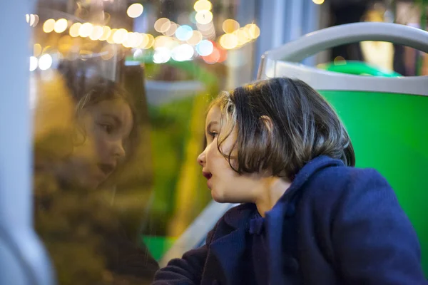 Niña divirtiéndose en autobús urbano — Foto de Stock