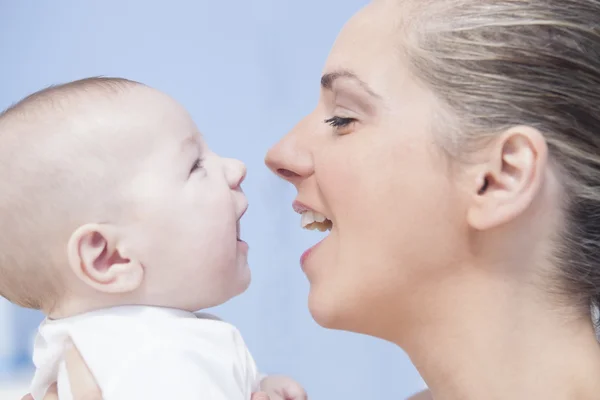 Baby met plezier met zijn moeder — Stockfoto