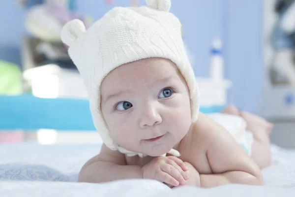Dítě s úsměvem a čepici — Stock fotografie