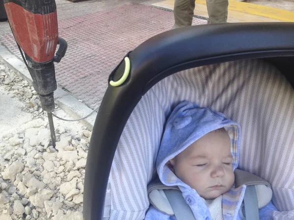 Bambino ragazzo sdraiato nel passeggino sempre vicino pericolosamente a jackham — Foto Stock