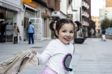 Paltosunu şehrin oynamaktan mutlu üç yaşındaki kız