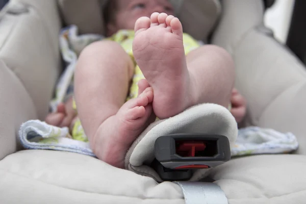 Füße eines neugeborenen Jungen im Kinderwagen — Stockfoto