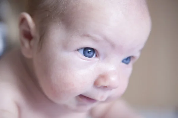 Retrato de niño de dos meses en la cama —  Fotos de Stock