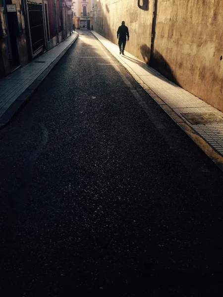 Man lopen op de oude stad straat, Badajoz — Stockfoto