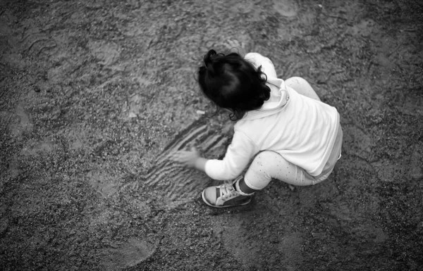 Jugar en la arena del parque — Foto de Stock