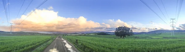 Bewolkte hemel met wolken voor de storm — Stockfoto