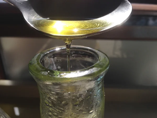 Verser l'huile d'olive de la cuillère — Photo