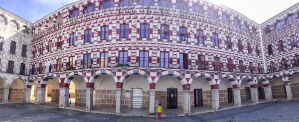 Toddler girl observing the arcades of Badajoz High Square — Stock Photo, Image