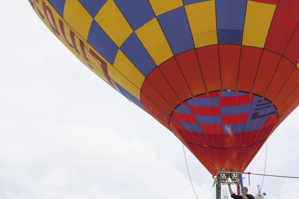 Hot-air balloon descending maneuver — Stock Photo, Image