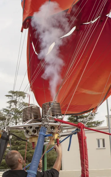 Piloto de globo de aire caliente apagando los quemadores — Foto de Stock