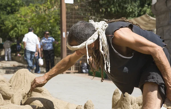 Scultor de hombre de arena disfrazado trabajando — Foto de Stock