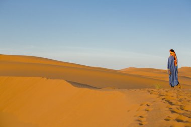 yerli erkek bir kumul, Fas üst üzerinde yürü