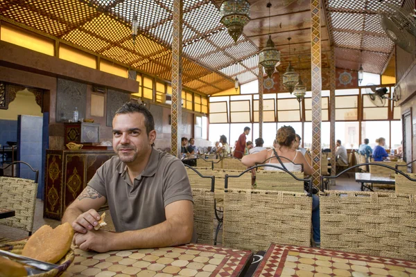 Touristin in Marokko isst Brot — Stockfoto