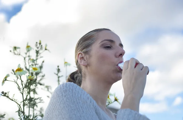 Kvinna med inhalator för att behandla astma allergiska — Stockfoto