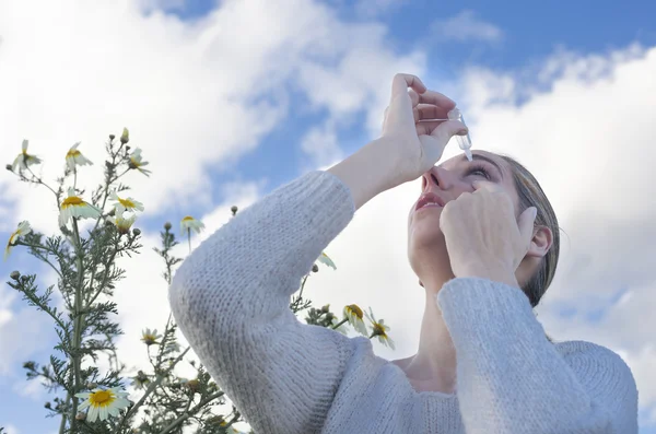 Usando conta-gotas para tratar olhos irritados — Fotografia de Stock