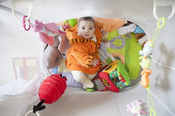 Bebé niña en parque infantil lleno de juguetes blandos —  Fotos de Stock