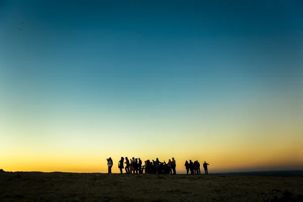 Touristes regardant et prenant des photos du coucher du soleil, Portugal — Photo