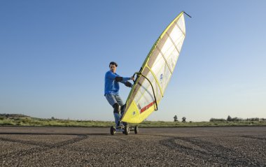 Olgun adam pratik kentsel windskating