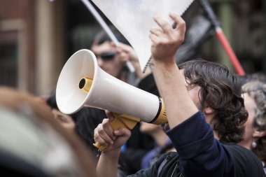 megafon ve defter protesto ile demostrator