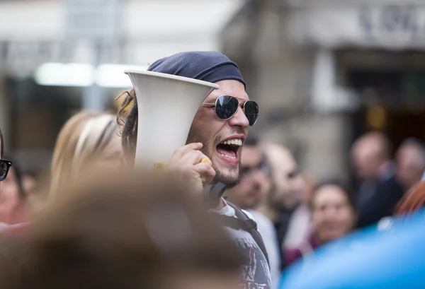 Manifestante con megáfono protestando contra recortes de austeridad —  Fotos de Stock