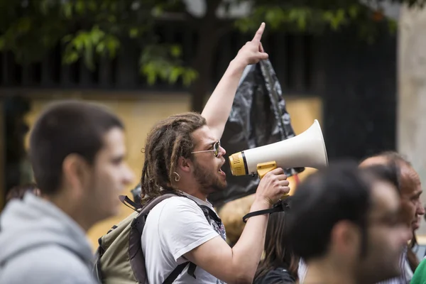 Demostrador com megafone protestando contra cortes de austeridade — Fotografia de Stock