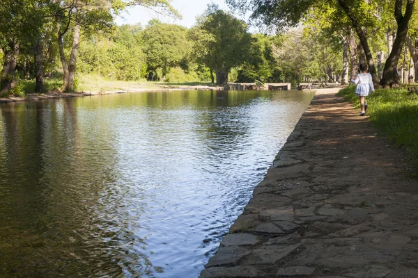 Küçük kız doğal havuzlar tarafından yürüyüşe tek başına