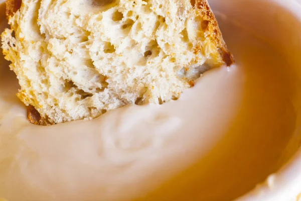Sýrový dip s rustikální chléb slice — Stock fotografie
