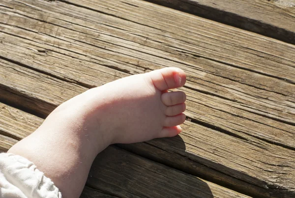 Tombul çıplak bebek ayaklar — Stok fotoğraf