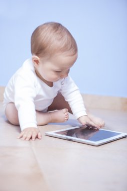 Bebek çocuk keşfetmek tablet pc oturan