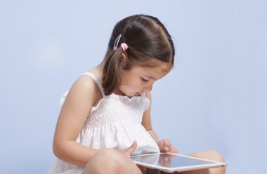 tablet bilgisayar kullanan küçük kız