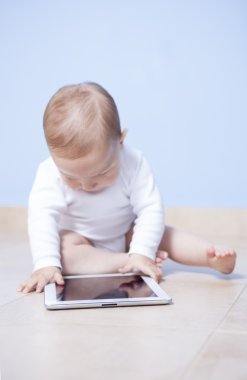 Bebek çocuk keşfetmek tablet pc oturan