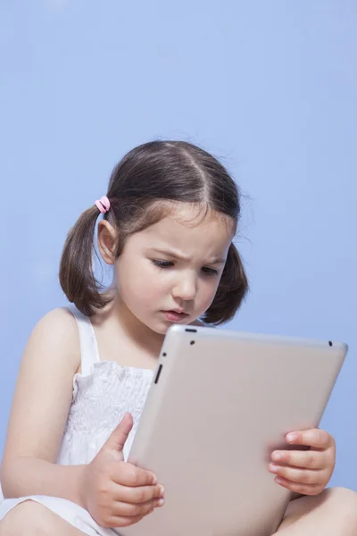 Niña usando tableta — Foto de Stock