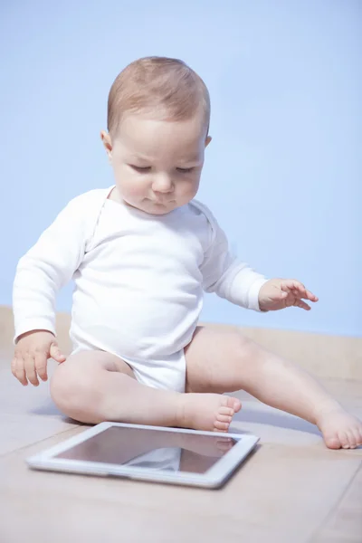 Niño sentado descubriendo tableta pc — Foto de Stock