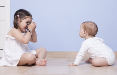 Güzel kardeşim onun bebek kardeşi için fotoğraf çekmek