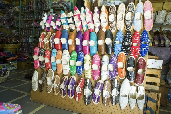 Loja de sapatos cheia de sapatos de cor de couro no mercado Tânger, marroquino — Fotografia de Stock