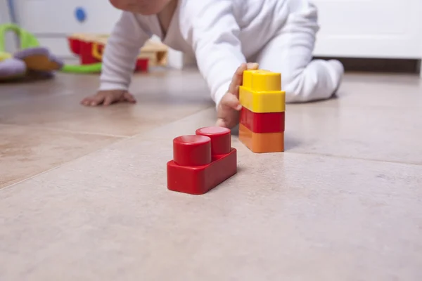 Хлопчик грає з пластиковими будівельними блоками — стокове фото